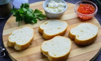 Bagheta, dar poti folosi si o paine obisnuita sau ciabatta, taiata in felii. Înarmați-vă cu un cuțit special pentru pâine pentru a vă asigura că feliile rămân uniforme și frumoase.