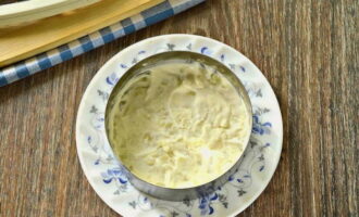 Mal den kokta potatisen. Lägg en kokring på fatet som du ska servera salladen i. Fördela potatisen i det första lagret, tillsätt salt vid behov och blöt i majonnäs.