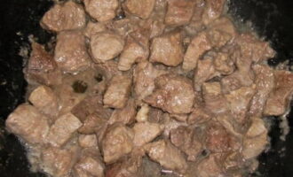 Prăjiți carnea într-o tigaie cu ulei până se rumenește ușor. Se amestecă din când în când.