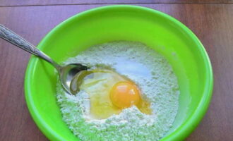 Sikta mjölet med en nypa salt. Vi bryter också ett hönsägg här.