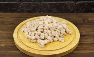 Gupitin ang inihandang karne ng manok sa maliliit na cubes.