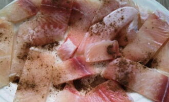 Strö produkten med fiskkryddor. Om kryddningen är osaltad, tillsätt sedan ytterligare salt.