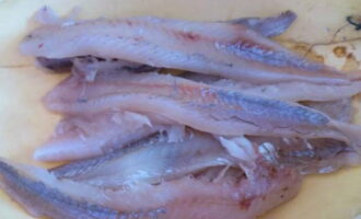 Kung kinakailangan, linisin ang isda at pagkatapos ay i-cut ito sa mga bahagi.