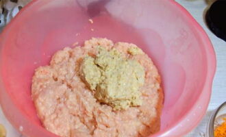 Nghiền ổ bánh mì vắt sữa trong máy xay cùng với hành tây. Rải khối lượng thu được lên gà băm.