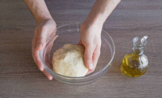 Amb les mans, amassar en una massa suau i elàstica. Això trigarà uns 10 minuts. Pinteu-ho amb l'oli d'oliva restant.