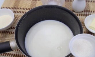 Ngay lập tức thêm đường vào sữa nóng.