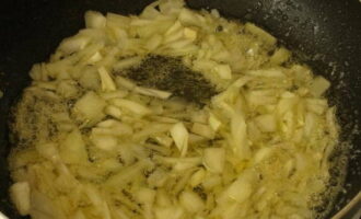 A vajat egy serpenyőben olvasszuk fel. A hagymát aranybarnára pirítjuk rajta.