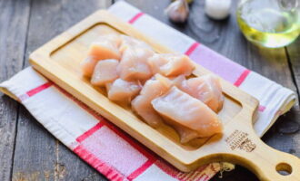 เรายังหั่นเนื้อไก่ที่ล้างแล้วเป็นชิ้นเล็ก ๆ ด้วย