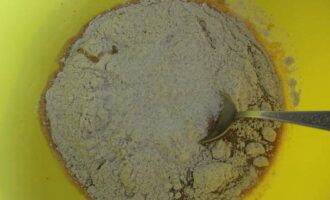 Afegiu farina de sègol i sal a aquesta barreja.