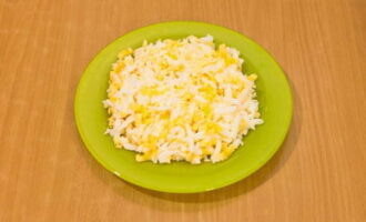 Luộc trứng gà trong nước muối. Để nguội, gọt vỏ và thái nhỏ.