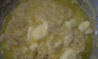 Se toarnă în aluat puțină făină și bucăți de margarină înmuiate.