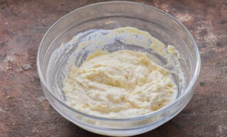 Meng de producten tot een gladde massa en laat 15 minuten staan. Laat de ontbijtgranen zwellen in kefir en de frisdrank doven.