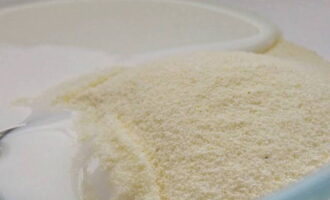 Aboqueu sèmola amb kefir. Barrejar i deixar inflar.