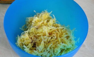 Salpebreu la barreja de patates al gust.
