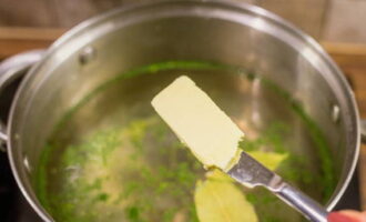 Als de bouillon heet is, voeg je een stukje boter toe om te voorkomen dat de dumplings aan elkaar plakken tijdens het koken.