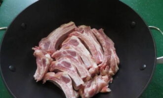 วางซี่โครงเนื้อที่ล้างสะอาดไว้ด้านบนของมะเขือเทศ