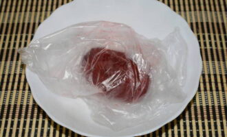 Chúng tôi đổ đầy không khí vào túi và buộc lại thành một nút. Đặt rau vào túi trên đĩa an toàn với lò vi sóng.