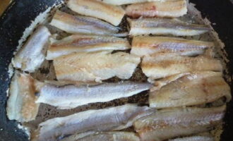 Budburan ang mga piraso ng isda ng asin at giniling na itim na paminta sa panlasa. Hayaang magluto ng 15 minuto.