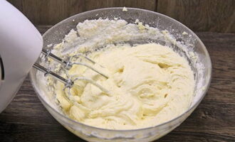 Cerneți treptat făina și praful de copt în masa de caș. Continuați să frământați aluatul cu un mixer. Cerneți treptat făina și praful de copt în masa de caș. Continuați să frământați aluatul cu un mixer.