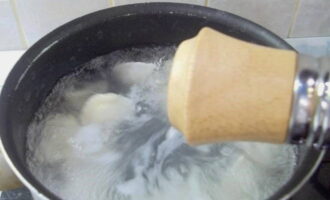Laat ze koken en voeg zout toe.