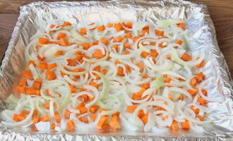 Skär morötterna i tärningar, skär löken i tunna halvringar. Lägg maten på en bakplåt med folie smord med vegetabilisk olja.