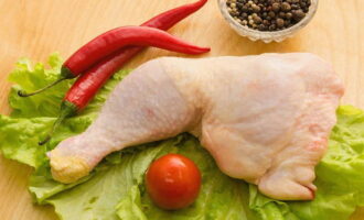 แฮมในเครื่องทำแฮมนั้นเตรียมได้ง่ายที่บ้านในการเตรียมแฮม ให้ใช้สะโพกไก่และเนื้อน่องไก่ เนื่องจากเนื้ออกจะแห้ง นำเนื้อแช่เย็น เอาหนังออกจากชิ้นไก่ แยกกระดูก และตัดปริมาตร 3/4 ของเป็นชิ้นขนาดใดก็ได้ วางเนื้อสับลงในชามลึก