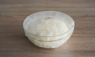 Tapeu el bol amb paper film i col·loqueu-lo en un lloc càlid perquè lleu.Quan la massa hagi doblat aproximadament el seu volum, podeu començar a donar forma als productes de forn. Trigarà aproximadament una hora i mitja, tot depèn de la qualitat dels vostres productes.
