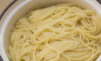 Meestal geeft de verpakking na het koken 10 tot 12 minuten koken aan. Maar om de gunstige eigenschappen te behouden, wordt aanbevolen om al dente of bij de tand te zijn. Giet de spaghetti daarom voorzichtig af door een zeef of vergiet en laat het overtollige vocht weglopen.