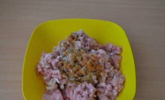 Asezati puiul tocat intr-un castron cu carnea preparata, sarati-l generos si adaugati condimentele preferate.