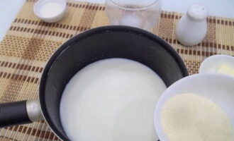 Đổ bột báng vào một dòng mỏng. Khuấy liên tục để không tạo thành cục.