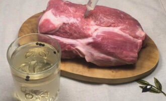 Separera ett glas saltlake. De behöver fylla en bit fläsk. För att göra detta, ta saltlaken i en spruta och hacka köttet väl.