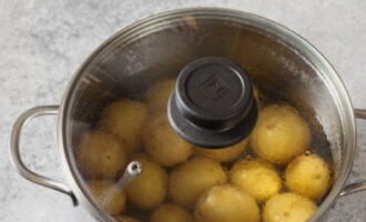 Đậy nắp chảo và đặt lên bếp. Đặt nhiệt độ cao hơn mức trung bình.