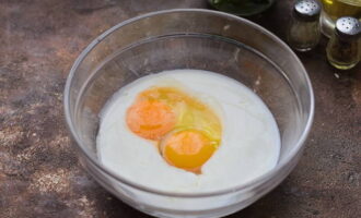 เท kefir ลงในชามลึก ตอกไข่ไก่ที่นี่แล้วเติมเกลือ