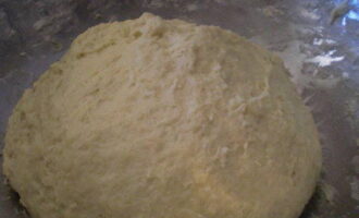 Adaugati faina si framantati bine aluatul.