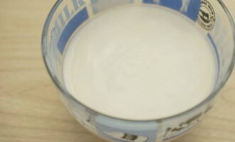 Tillsätt en sked naturell yoghurt till den beredda mjölken.