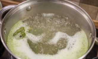 Wacht tot de bouillon kookt.