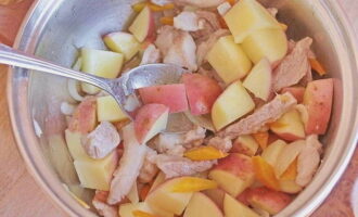 Zet een vuurvaste pan met dikke bodem en wanden op het fornuis en verwarm deze met olie.Voeg wortels en uien toe en bruin. Als de groenten zacht zijn, voeg je het vlees toe. Bak alles samen. Was en schrob de nieuwe aardappelen, snijd ze in stukjes en voeg ze toe aan de inhoud.
