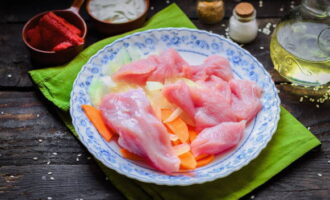 หั่นเนื้อที่เตรียมไว้ให้มีขนาดพอเหมาะ