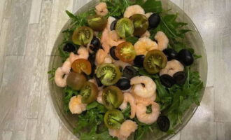 Rentar i assecar els tomàquets cherry, tallats per la meitat i afegir-los a l'amanida.