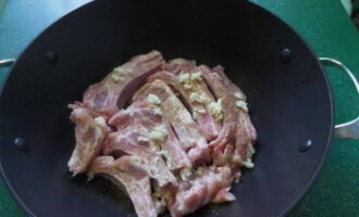 เกลือเนื้อโรยด้วยฮอปซูเนลีและกระเทียมสับ