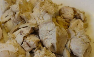 Sau khi luộc chín, lấy thịt gà ra và cắt thành từng miếng nhỏ, bỏ xương. Chúng ta lọc nước dùng theo cách thuận tiện rồi đặt lại lên bếp.