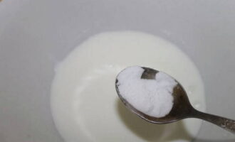 มาเตรียมแป้งกัน เท kefir ลงในชามลึกแล้วผสมกับโซดารอปฏิกิริยา