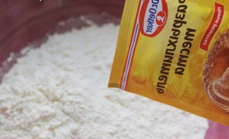 Salain ang harina ng trigo sa isang hiwalay na mangkok, magdagdag ng baking soda at baking powder.