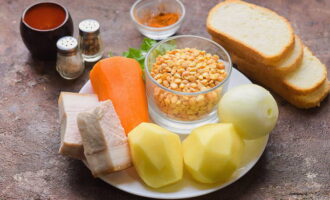 Ihanda kaagad ang lahat ng sangkap para sa sopas ayon sa recipe. Balatan at banlawan ang mga gulay. Alisan ng tubig ang babad na mga gisantes at banlawan din ang mga ito.