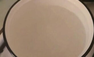 Để nấu khinkali, hãy lấy một cái chảo rộng lớn, đổ 3 lít nước lạnh vào đó và đun sôi ở lửa lớn.