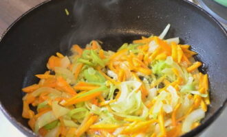 Bulliu a foc lent les cebes i les pastanagues en oli vegetal fins que estiguin toves.
