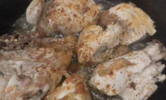 จากนั้นลดความร้อนลง เกลือไก่และโรยด้วยเครื่องเทศเพื่อลิ้มรส พริกไทยเป็นชิ้นทั้งสองด้าน และทอดต่ออีก 10 นาทีในแต่ละด้าน