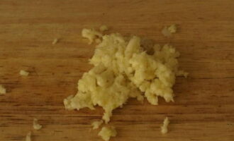 Hámozzuk meg a fokhagymagerezdeket és vágjuk fel bármilyen alkalmas módon.