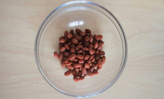 Alisan ng tubig ang mga de-latang beans. Ilagay ang beans sa isang malalim na mangkok.