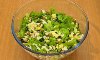 Mở hộp đậu Hà Lan đóng hộp và lọc qua rây. Đặt đậu Hà Lan vào bát salad. Thêm trứng gà cắt nhỏ và dưa chuột cắt nhỏ. Trộn các thành phần với nhau.